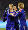 サッカー国際親善試合、日本対ベルギー。ゴールを決めチームメートと喜ぶ本田圭佑（左、2013年11月19日撮影）。(c)AFP/JOHN THYS