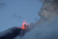 エクアドル・グアダルーペ（Guadalupe）から見た、トゥングラウア火山（Tungurahua Volcano）の噴火の様子（2010年6月7日撮影）。(c)AFP/Marie CROVISIER