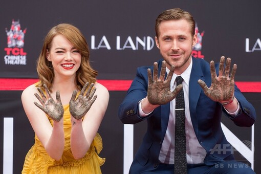 ラ・ラ・ランド』主演2人、チャイニーズ・シアターに手形刻む 写真12枚