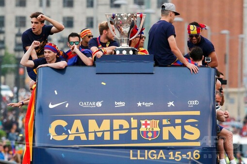 リーグ連覇のFCバルセロナ、市内で優勝パレード 写真20枚 国際ニュース
