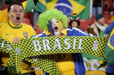 「願いを込めて」針をブスッ！ブードゥー人形がブラジル・サッカーファンに人気