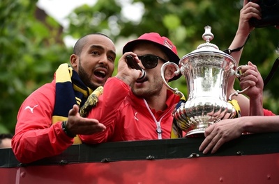 FA杯連覇のアーセナル、ロンドンで優勝パレード