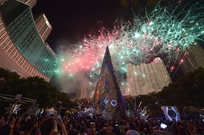 夜空にクリスマスの花火、インドネシア
