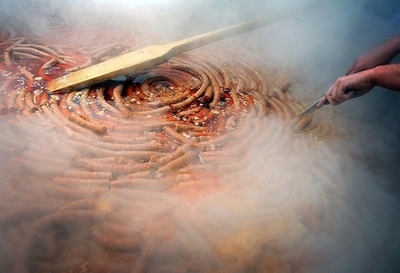 世界最長！約600メートルのソーセージ、イタリア