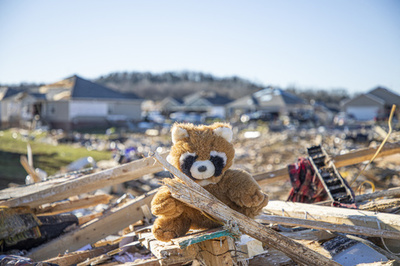 【今日の1枚】「一部始終を見ていた」竜巻被災地のぬいぐるみ