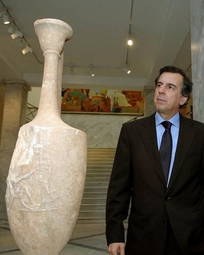 国外に不法売却されていた古代の葬祭用瓶、ギリシャに返還