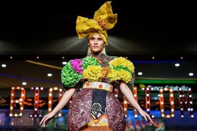 まるで花の精、生花や天然素材のバイオファッションショー コロンビア