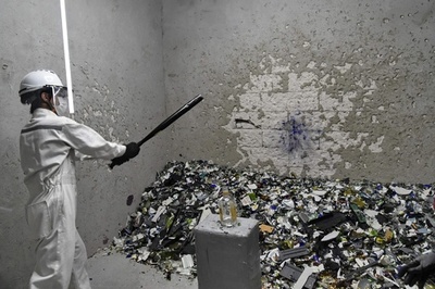 30分間壊し放題！ バット振り回してストレス解消 シンガポール