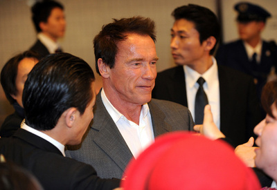 シュワルツェネッガー来日、ファンの出迎えに笑顔