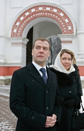 メドベージェフって誰？露次期大統領の印象は薄い　ロシア世論調査