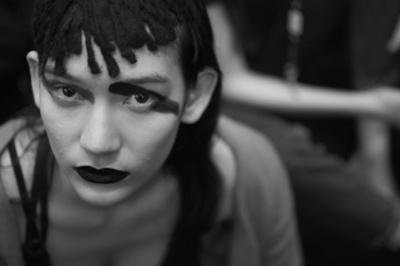 蜷川実花が切り取る「ヨウジヤマモト」の舞台裏、モノクロームで撮影