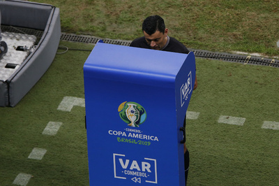 VAR制度は「間違いなく議論生む」、プレミアリーグのトップが見解