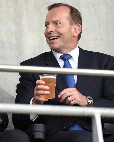 豪前首相、退陣決まった夜に「どんちゃん騒ぎ」 テーブル弁償へ