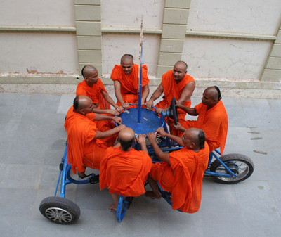 インドで僧侶らが7人乗り自転車の練習