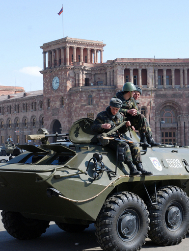 非常事態下のアルメニア、軍が首都を警備