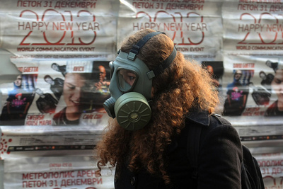 街角にガスマスク集団、大気汚染に抗議