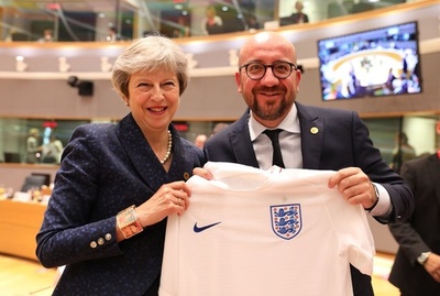 ベルギーと英国の首相、W杯両国代表のユニホーム交換 EU首脳会議で