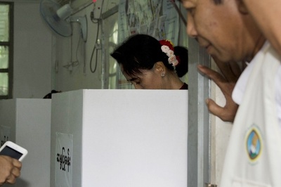 ミャンマー総選挙始まる、スー・チー氏が投票