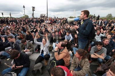 仏労働法改正法案めぐる内閣不信任案否決、審議は上院へ