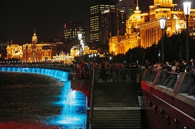 国慶節初日の上海・外灘 人であふれ返る