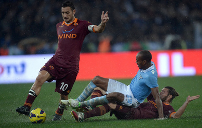 ラツィオが豪雨のローマダービー制す