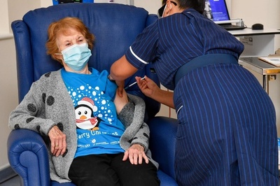 英国でコロナワクチン接種開始 1人目は90歳女性