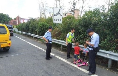 3歳の子供がキックボードで高速道路を走行 中国・浙江省