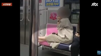 韓国・失われたマナー…ソウル地下鉄、妊婦優先席まで足伸ばし大声で通話