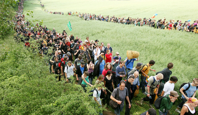 反G8デモ、またも警官隊と衝突