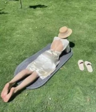 中国で「猛暑中の背中日光浴」大人気 10日で2キロ減量した人も