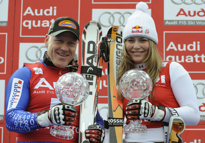 リンゼイ・ボン ディディエ・キュシュと共に滑降の表彰式に臨む