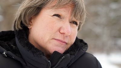 米史上最悪の学校乱射事件から10年 娘失った母親の歩み