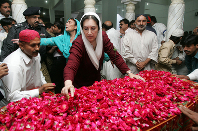 パキスタンのブット元首相、家族の眠る霊廟（れいびょう）に到着