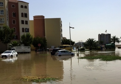 UAEで異例の豪雨、1人死亡 休校や欠航相次ぐ