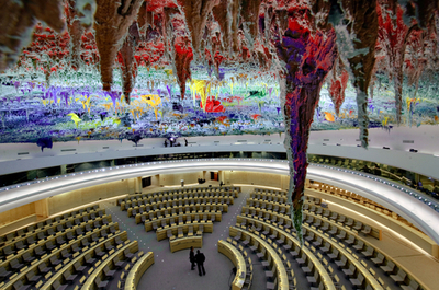 スイス国連人権理事会議場の天井彩る、スペイン現代アート