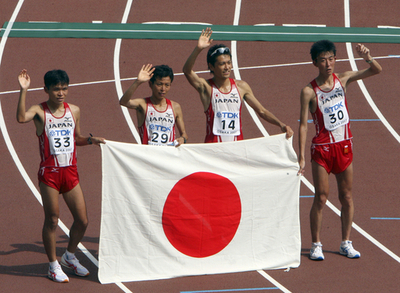日本 男子マラソンで団体優勝を飾る