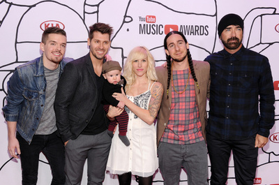 カナダの歌手、子どものぐずりで搭乗機から降ろされる