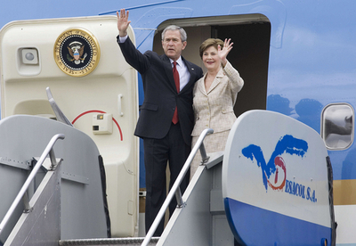 ブッシュ大統領、コロンビアに到着 - コロンビア