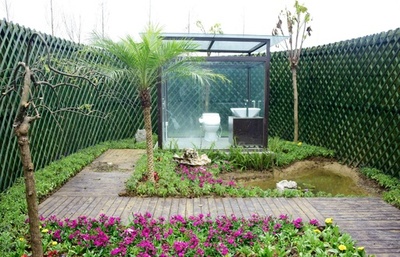 落ち着く？ 中国の公園にガラス張りトイレがお目見え