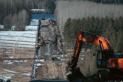フィンランド、ロシア国境に建設中のフェンス公開