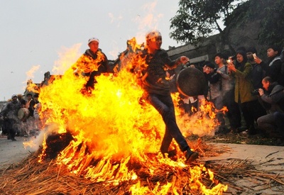 一歩間違えば大やけど、中国広東省の「炎越え」儀式