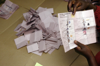 開票作業遅れるケニア大統領選、非公式結果では野党候補が優勢