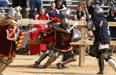 スペインの古城で騎士バトル、世界大会開催