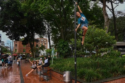 【今日の1枚】ストリートのあちこちでポールダンス