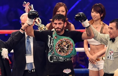 リナレスが3階級制覇、プリエトを4回KO