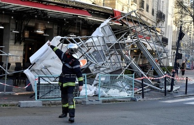 フランス南西部、暴風で25万世帯が停電
