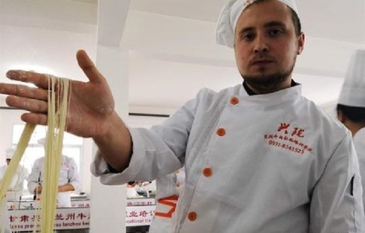 蘭州ラーメンにほれた 学校に外国人留学生続々と弟子入り