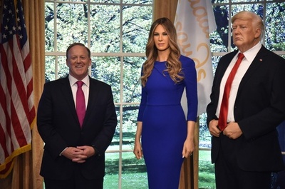 NYでメラニア夫人のろう人形お披露目　前大統領報道官が紹介