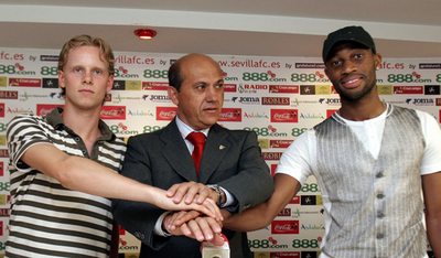 セビージャ デ・ムルとケイタの入団発表を行う