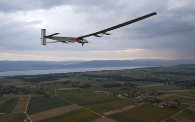 次世代飛行機「ソーラー・インパルス2」、初のテスト飛行